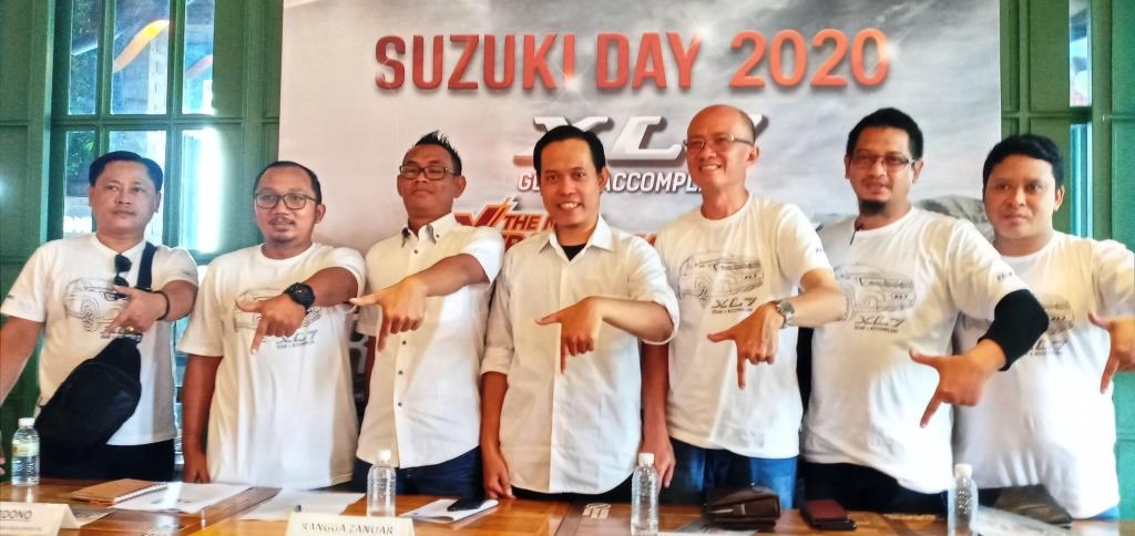 Jajaran PT SIS dan PT Cakra Mobilindo Lombok, di sela peluncuran Suzuki XL7 di Lombok Epicentrum Mall, Kota Mataram. (Foto istimewa)