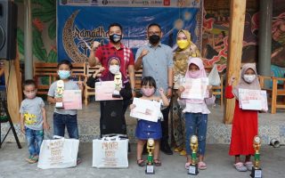 Pemberian hadiah kepada anak-anak pemenang lomba Ramadhan Gemilang.