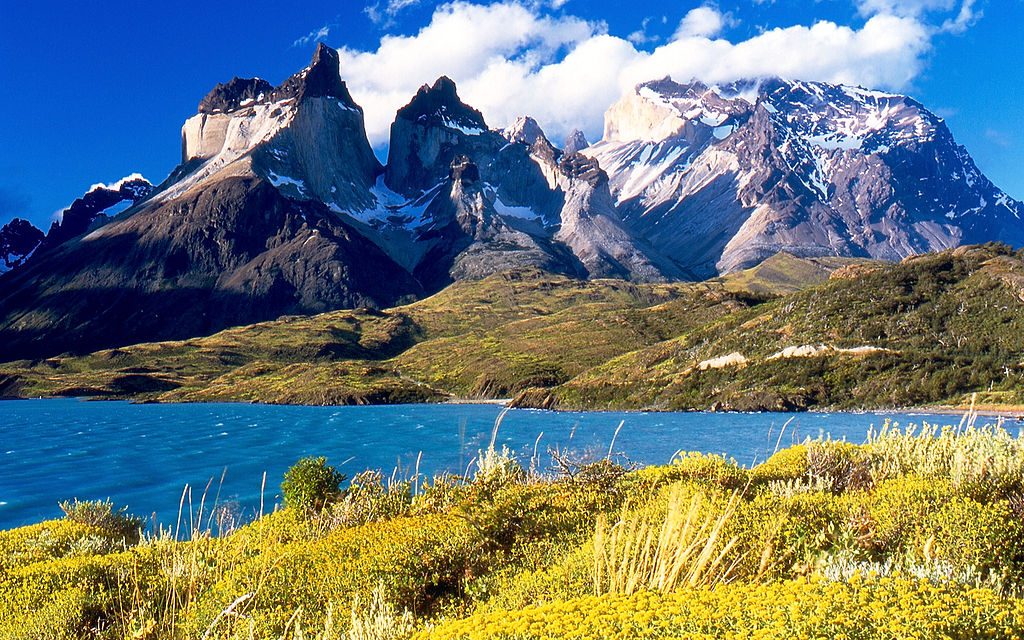 1024px-Cuernos_del_Paine_from_Lake_Pehoé.jpg