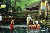 1024px-Pura_Tirta_Empul_Ubud_Bali_Indonesia.jpg