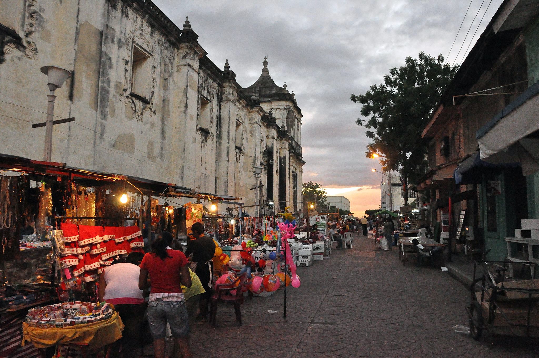 Street_in_León_Nicaragua_5.jpg